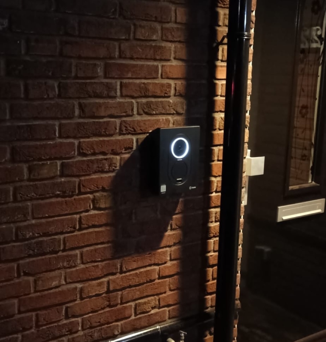 Zaptec laadpaal gevelmontage bij een woning in Maassluis